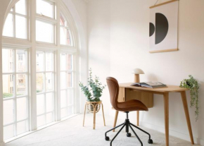 Stylish 2 bedroom apartment with home office, near SEC & Hydro